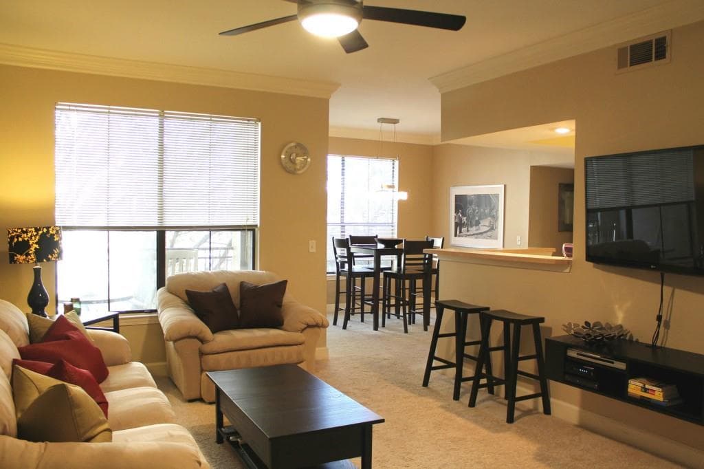 2 bedroom, 1,160 sq ft condominium sold at 3777 Peachtree Road 1612, Atlanta, GA 30319