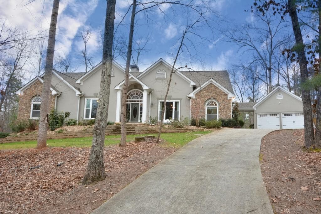 3 bedroom single family residence sold at 215 Hunters View, Roswell, GA 30075