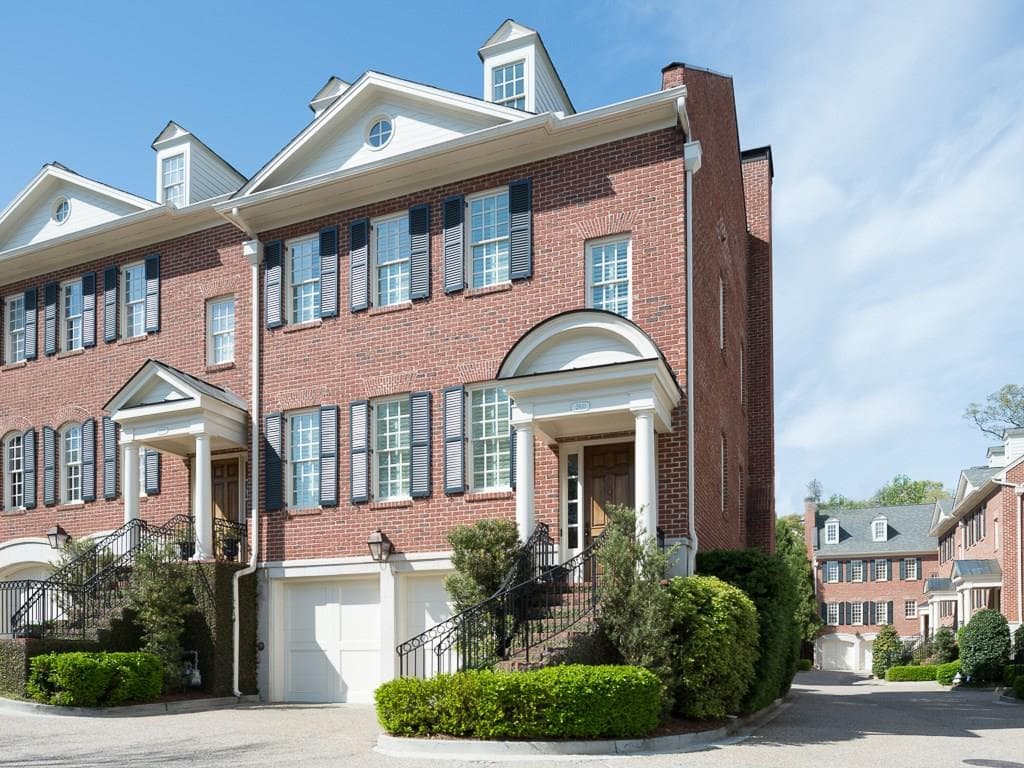 4 bedroom, 3,950 sq ft townhouse sold at 2810 Rumson Court, Atlanta, GA 30305