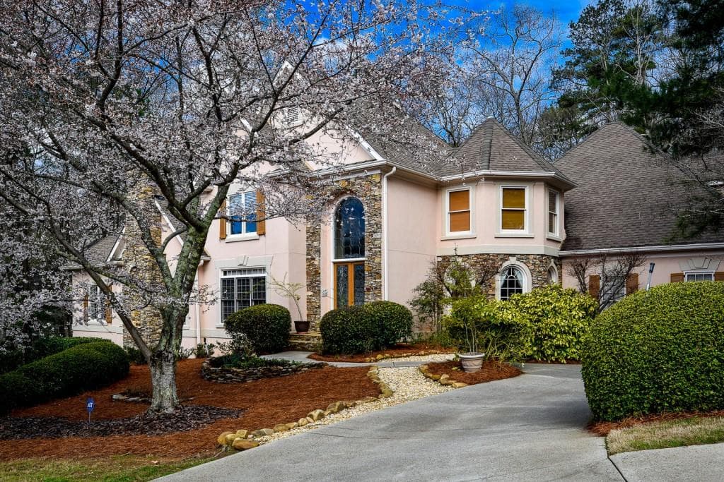 5 bedroom, 4,832 sq ft single family residence sold at 8515 Sentinae Chase Drive, Roswell, GA 30076