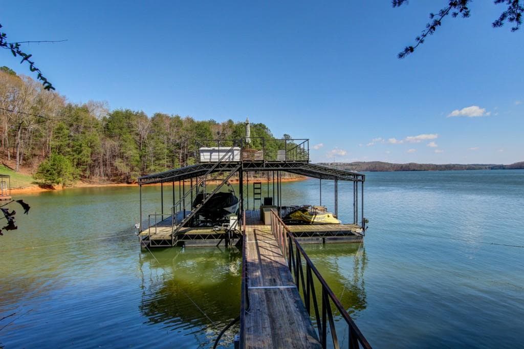 4 bedroom, 2,528 sq ft single family residence sold at 2355 Stephens Circle, Gainesville, GA 30506
