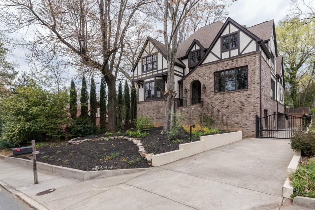 7 bedroom, 6,486 sq ft single family residence sold at 886 Cumberland Road, Atlanta, GA 30306