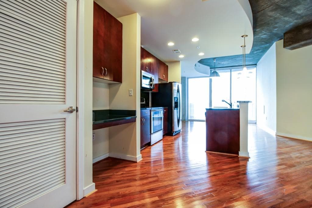 1 bedroom, 743 sq ft condominium sold at 400 W Peachtree Street 1614, Atlanta, GA 30308