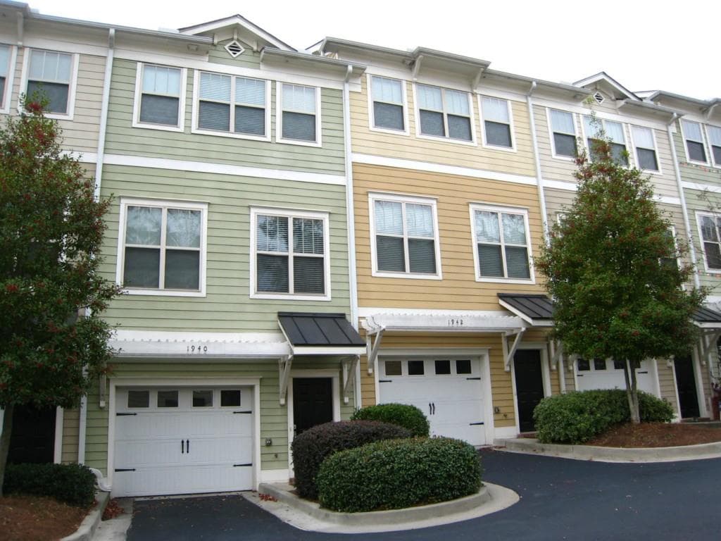 3 bedroom, 1,822 sq ft condominium sold at 1940 Sterling Oaks Circle 1940, Atlanta, GA 30319