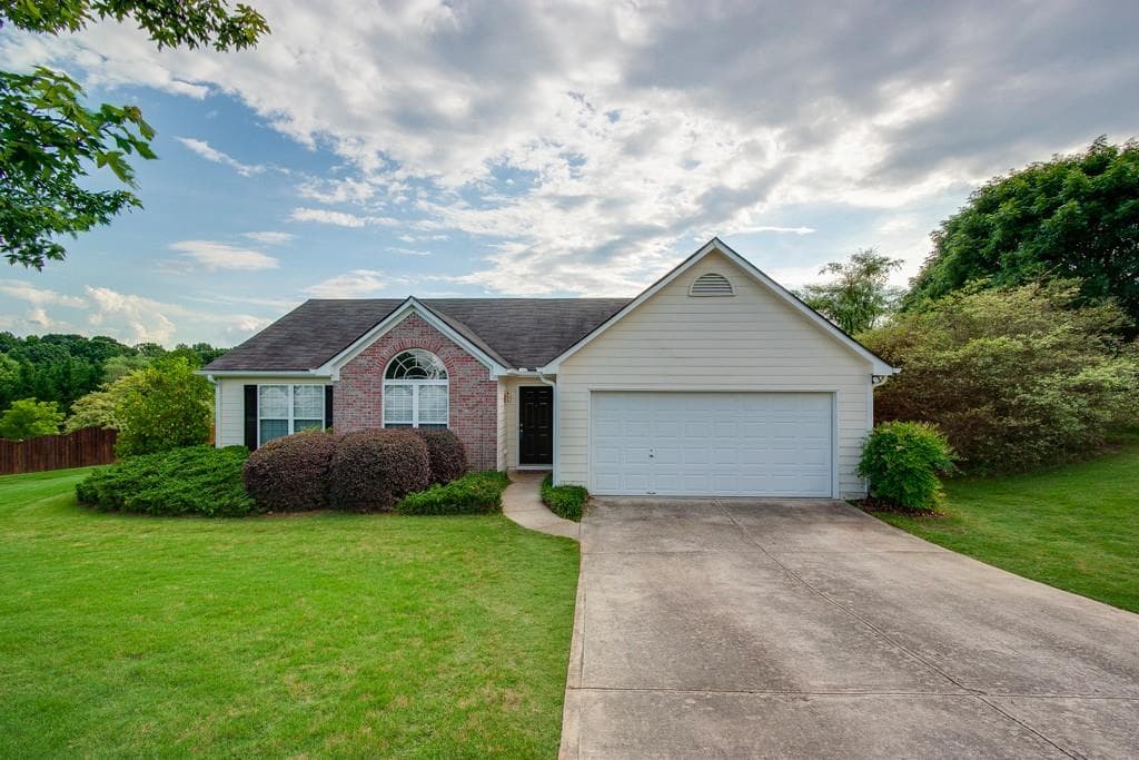 3 bedroom, 1,560 sq ft single family residence sold at 8860 Creekstone Place, Gainesville, GA 30506