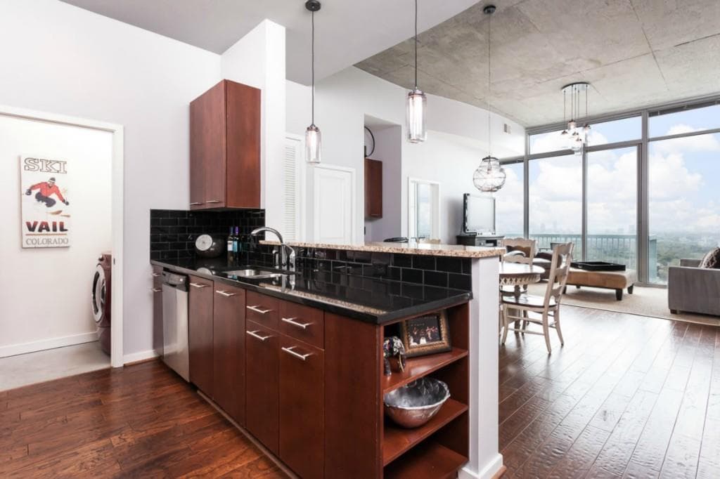 2 bedroom, 1,238 sq ft condominium sold at 3324 Peachtree Road 3014, Atlanta, GA 30326