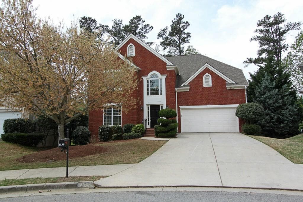 4 bedroom, 3,381 sq ft single family residence sold at 1135 Olde Roswell Grove, Roswell, GA 30075