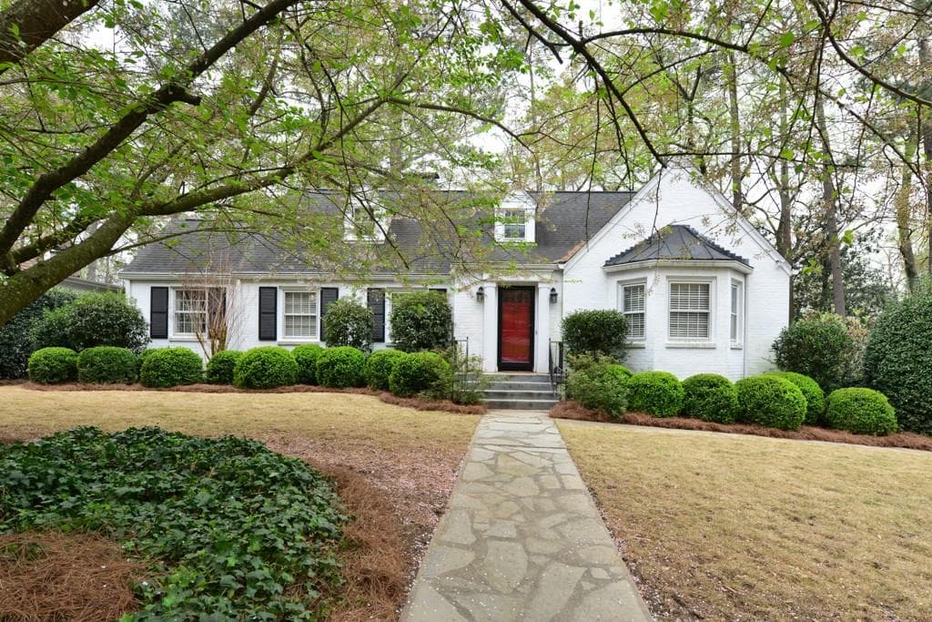 3 bedroom, 2,721 sq ft single family residence sold at 570 Peachtree Battle Avenue, Atlanta, GA 30305