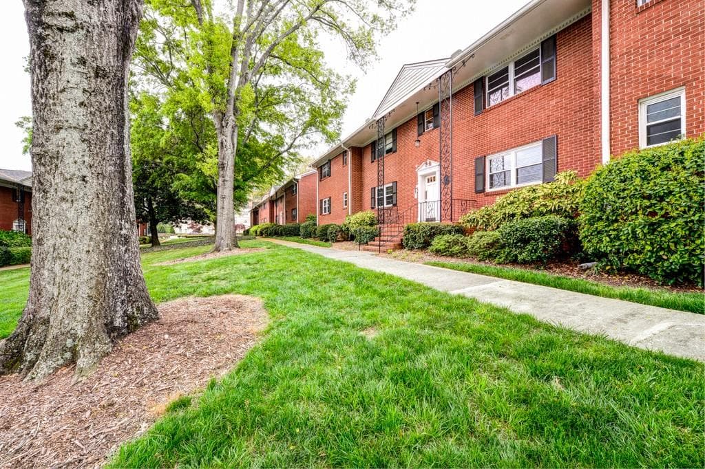 2 bedroom, 1,200 sq ft condominium sold at 3660 Peachtree Road G1, Atlanta, GA 30319