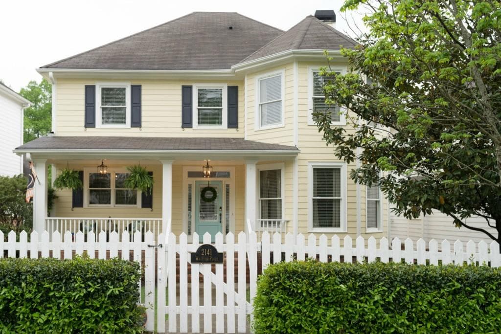 3 bedroom, 2,340 sq ft single family residence sold at 2141 Whittier Place, Atlanta, GA 30318