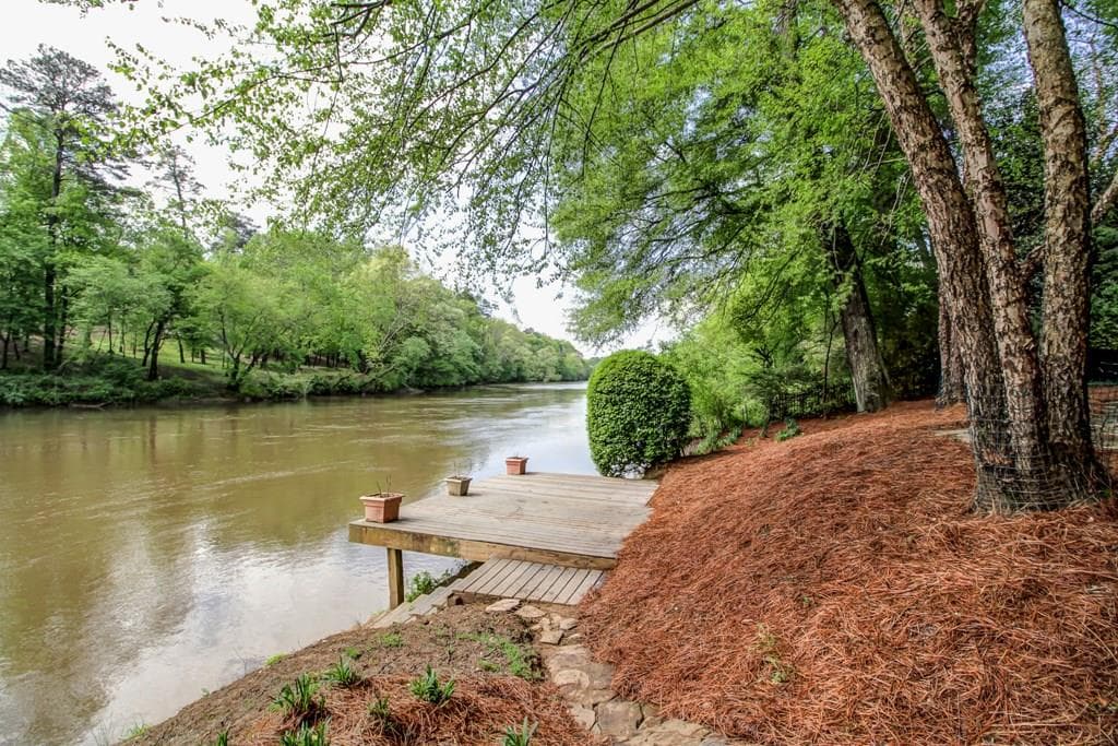 4 bedroom, 3,343 sq ft single family residence sold at 3899 Paces Ferry Drive, Atlanta, GA 30339