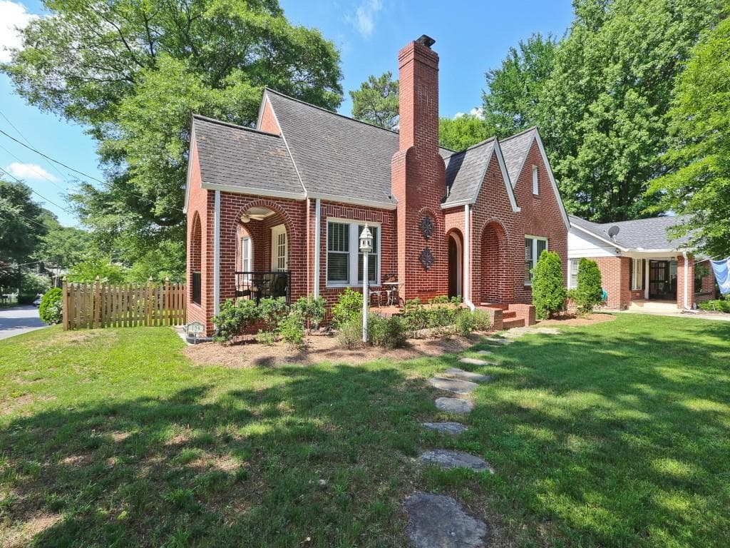4 bedroom, 2,208 sq ft single family residence sold at 129 Peachtree Hills Avenue, Atlanta, GA 30305