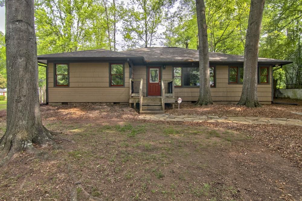 4 bedroom, 1,803 sq ft single family residence sold at 1088 Greenleaf Road, Atlanta, GA 30316