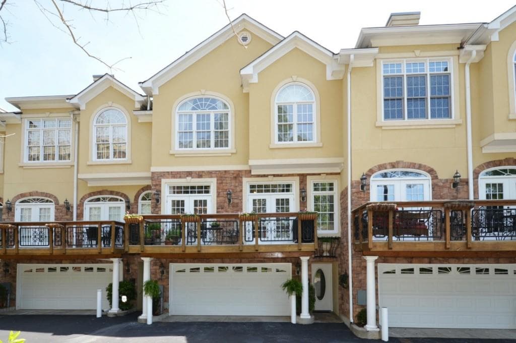 2 bedroom townhouse sold at 331 Carpenter Drive 3, Atlanta, GA 30328