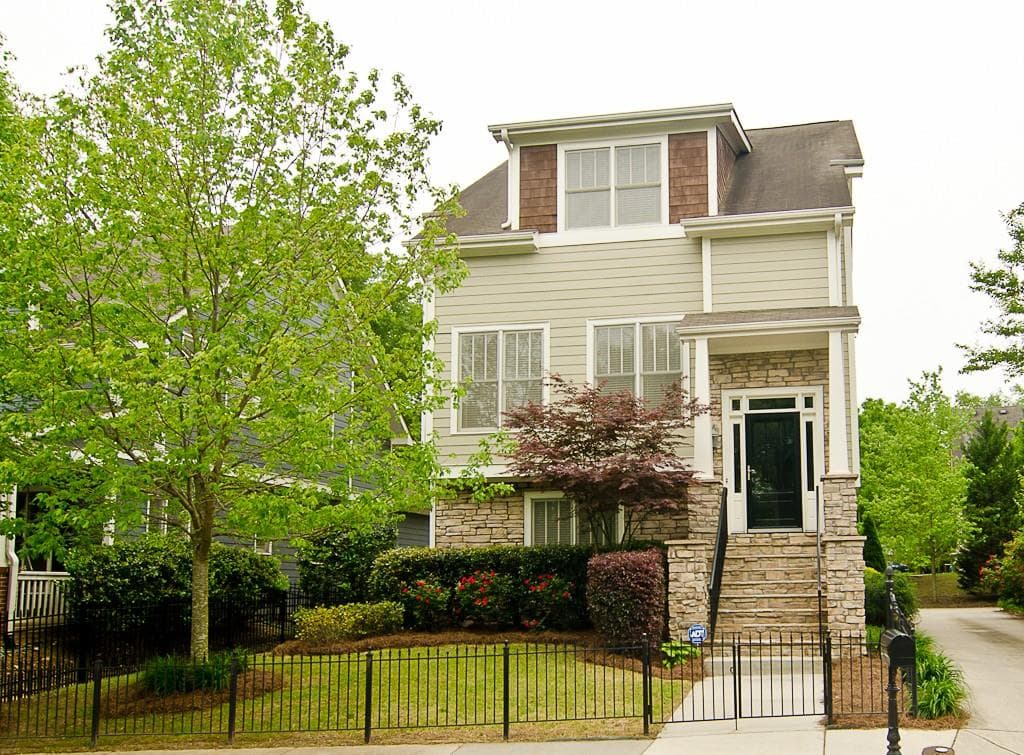 3 bedroom, 2,382 sq ft single family residence sold at 2206 Parkview Lane, Atlanta, GA 30318