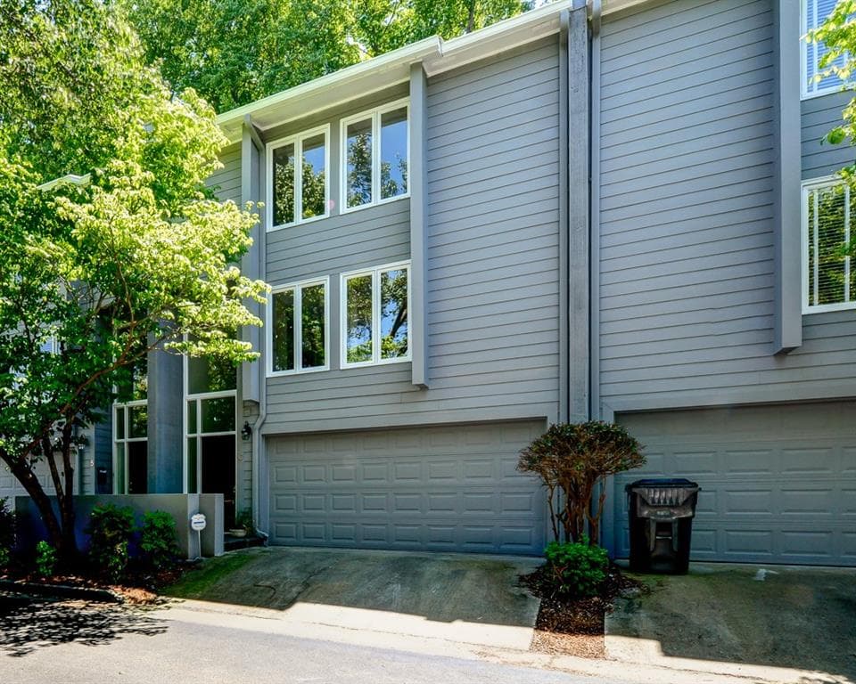3 bedroom, 2,188 sq ft condominium sold at 4010 Roswell Road 6, Atlanta, GA 30342