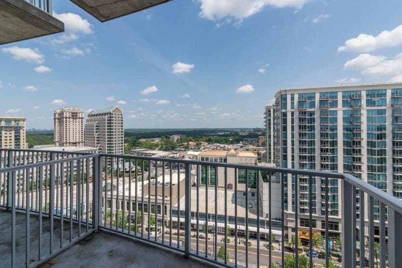 1 bedroom, 762 sq ft condominium sold at 250 Pharr Road 1807, Atlanta, GA 30305