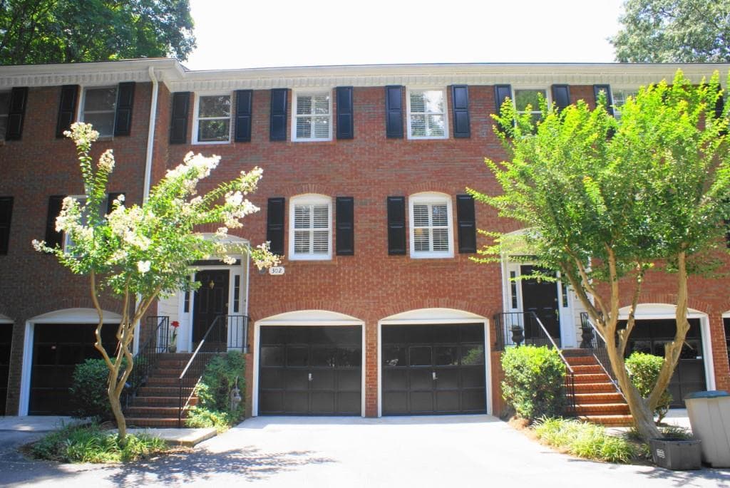 3 bedroom, 2,016 sq ft townhouse sold at 302 Dunwoody Chace, Sandy Springs, GA 30328