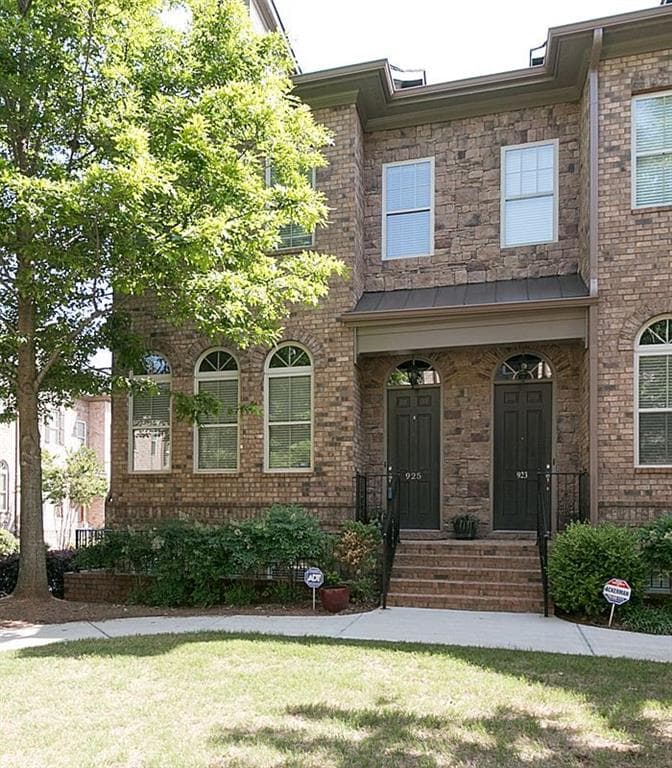 3 bedroom, 2,200 sq ft townhouse sold at 925 Telfair Close, Atlanta, GA 30350