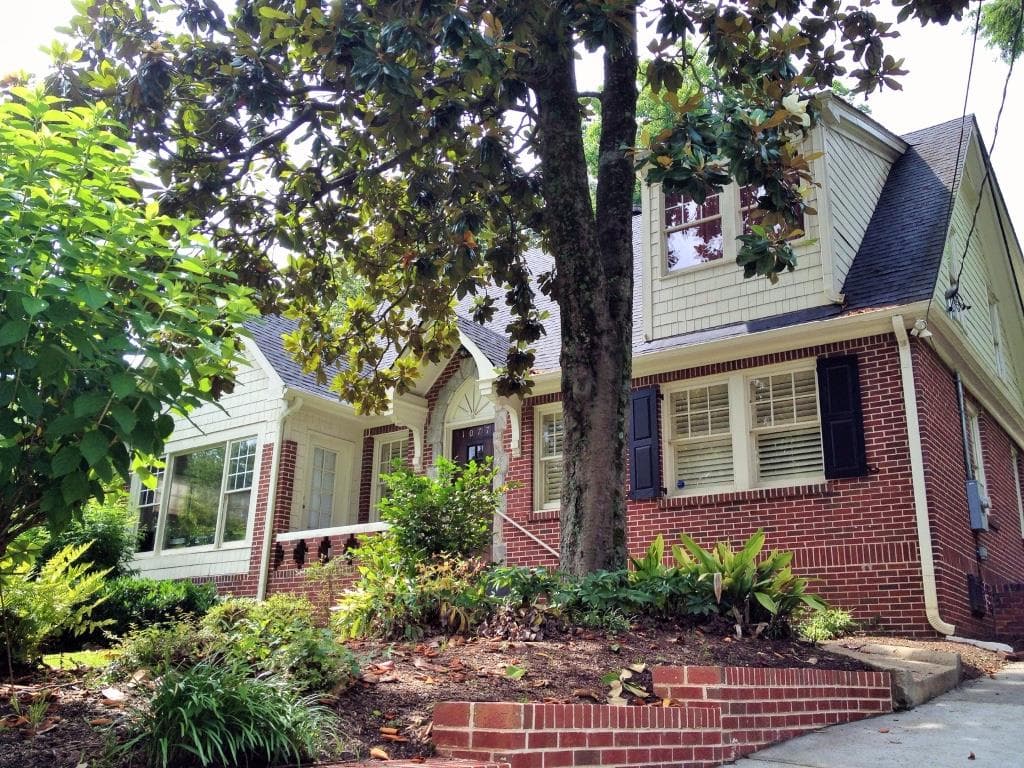 3 bedroom, 2,900 sq ft single family residence sold at 1077 Los Angeles Avenue, Atlanta, GA 30306