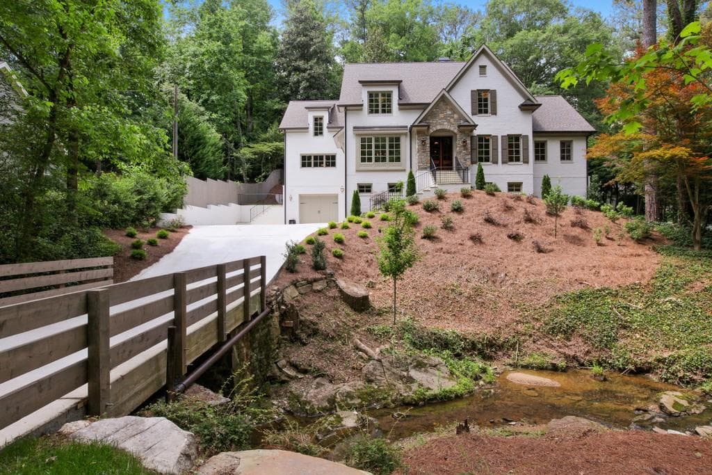 5 bedroom, 5,400 sq ft single family residence sold at 2784 Mornington Drive, Atlanta, GA 30327