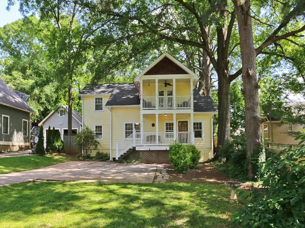 4 bedroom, 2,560 sq ft single family residence sold at 2122 Oakview Road, Atlanta, GA 30317
