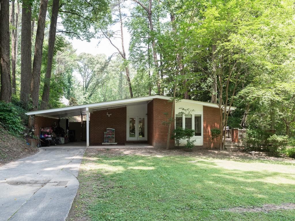 3 bedroom, 1,671 sq ft single family residence sold at 3230 W Roxboro Road, Atlanta, GA 30324