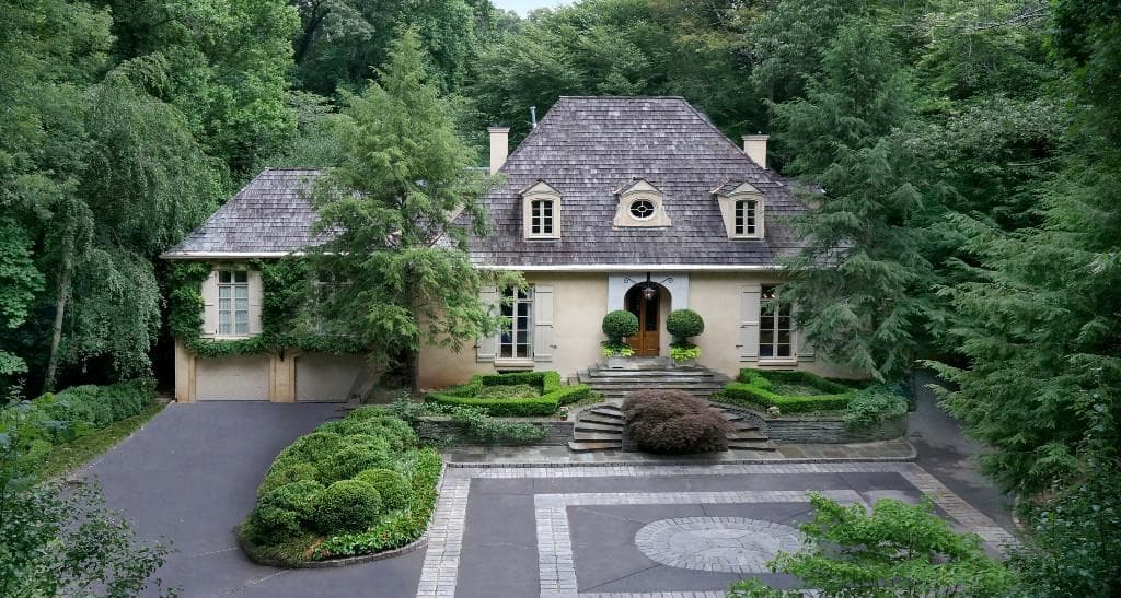 4 bedroom, 4,804 sq ft single family residence sold at 2862 Careygate, Atlanta, GA 30305