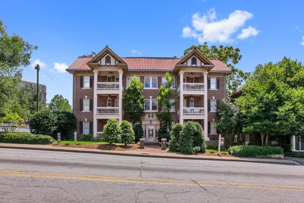 1 bedroom, 1,006 sq ft condominium sold at 2 Collier Road 10, Atlanta, GA 30309