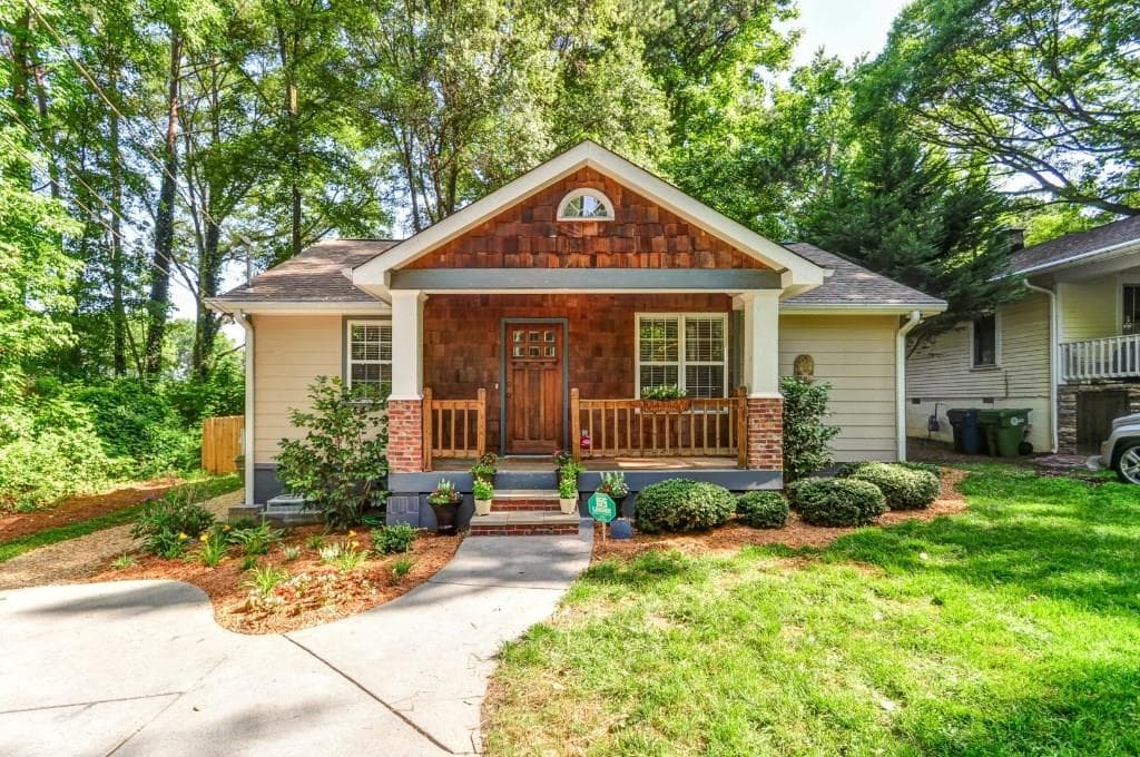 3 bedroom single family residence sold at 1142 Davis Circle, Atlanta, GA 30318