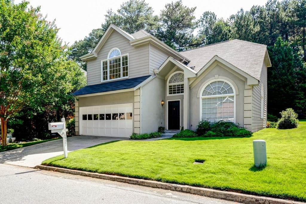 3 bedroom, 1,922 sq ft single family residence sold at 1527 Laurel Park Circle, Atlanta, GA 30329