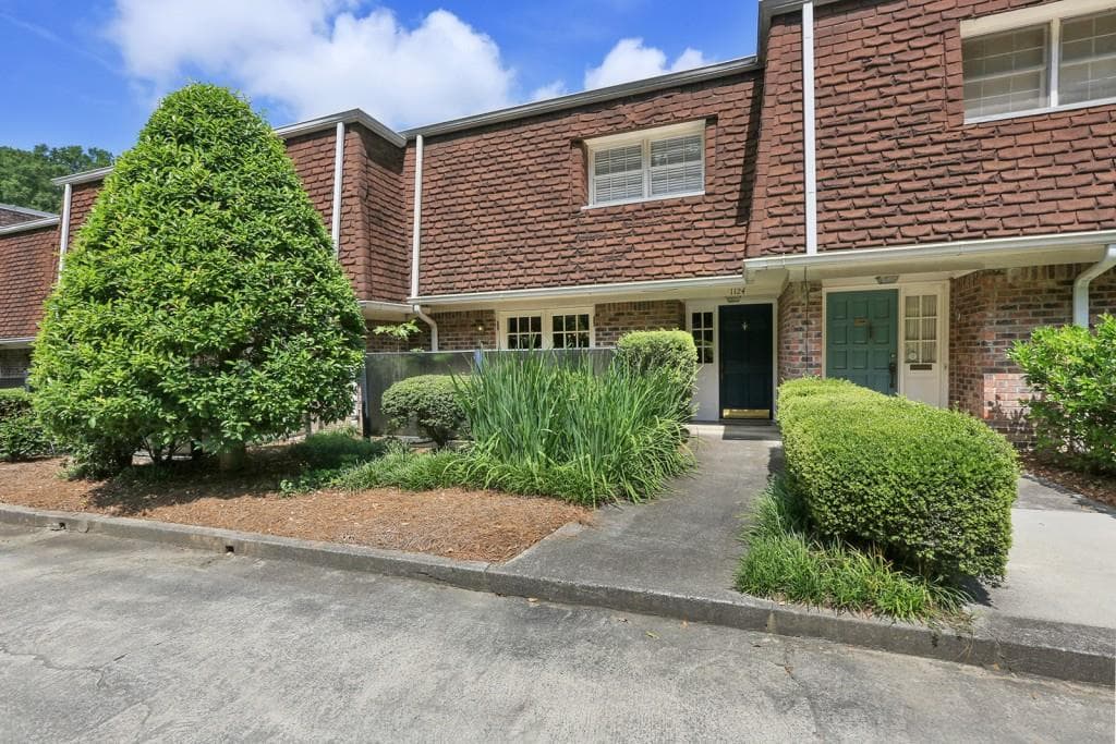 3 bedroom, 1,800 sq ft condominium sold at 1124 Hampton Way, Atlanta, GA 30324