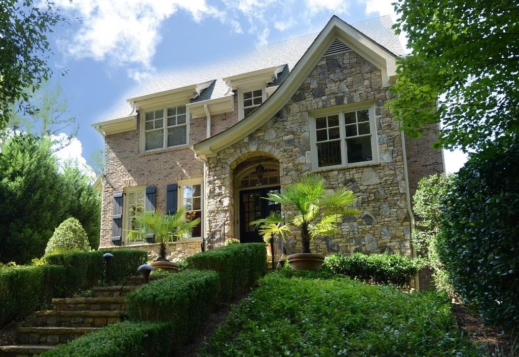 4 bedroom, 4,695 sq ft single family residence sold at 2480 Ridgewood Road, Atlanta, GA 30318