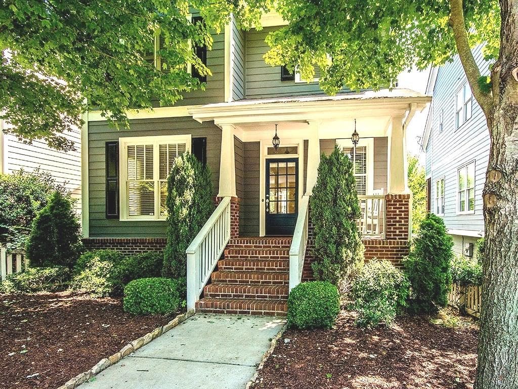 3 bedroom, 1,742 sq ft single family residence sold at 2195 Parkview Lane, Atlanta, GA 30318