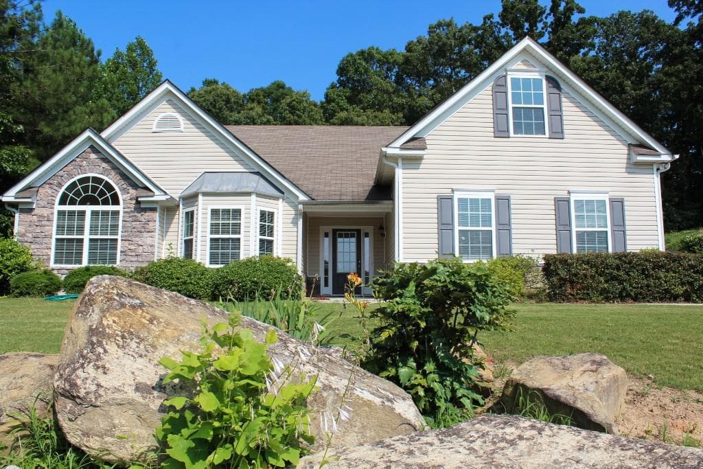 3 bedroom, 2,678 sq ft single family residence sold at 6712 Carriage Walk Lane, Flowery Branch, GA 30542