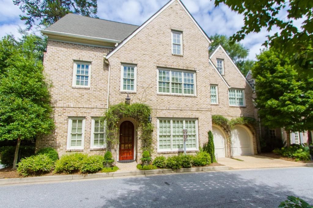4 bedroom, 3,687 sq ft single family residence sold at 2070 Howell Mill #2 Road, Atlanta, GA 30318