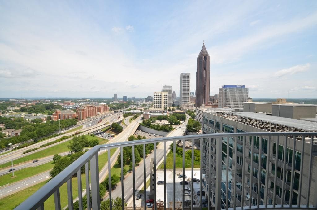 2 bedroom, 1,127 sq ft condominium sold at 400 W Peachtree Street 1904, Atlanta, GA 30308