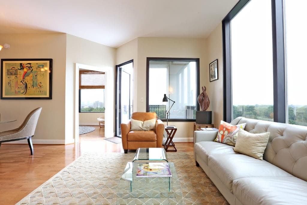 2 bedroom, 1,094 sq ft condominium sold at 2828 Peachtree Road 1103, Atlanta, GA 30305