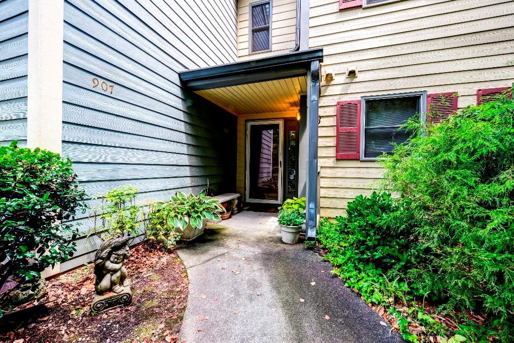 2 bedroom, 1,518 sq ft condominium sold at 907 Hollyfax Circle 907, Sandy Springs, GA 30328