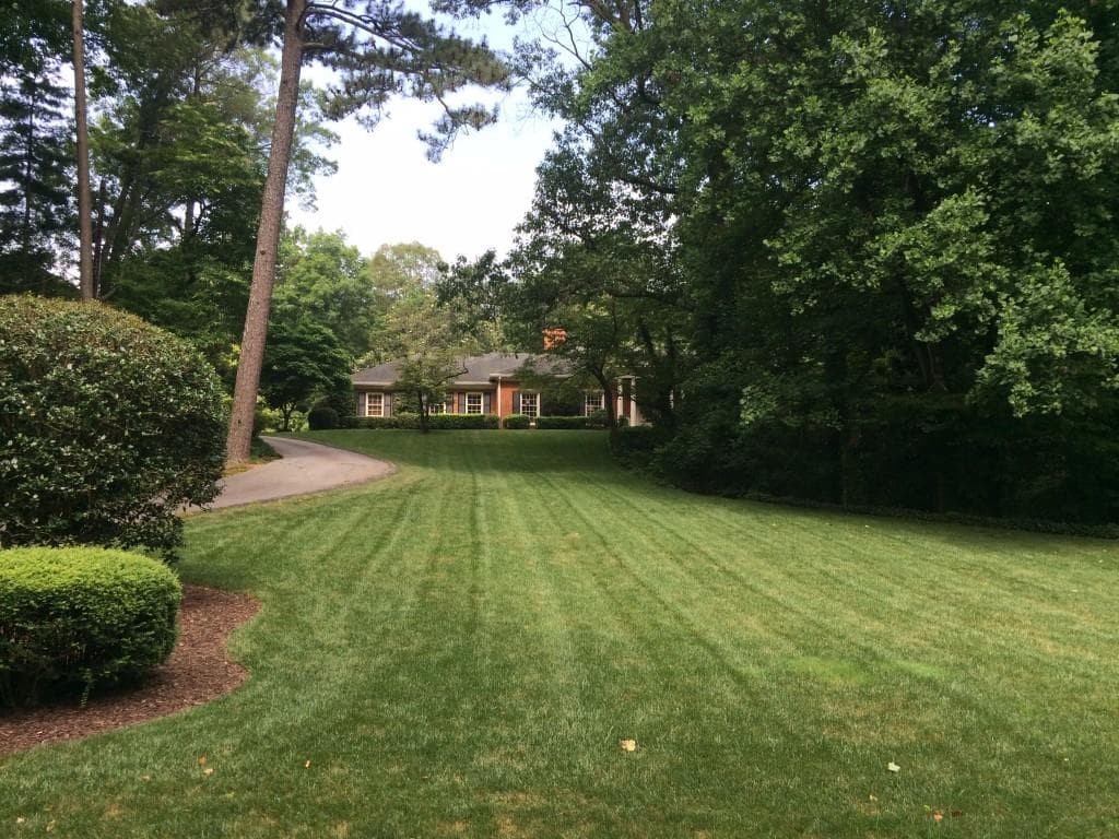 4 bedroom, 3,772 sq ft single family residence sold at 3526 Knollwood Drive, Atlanta, GA 30305