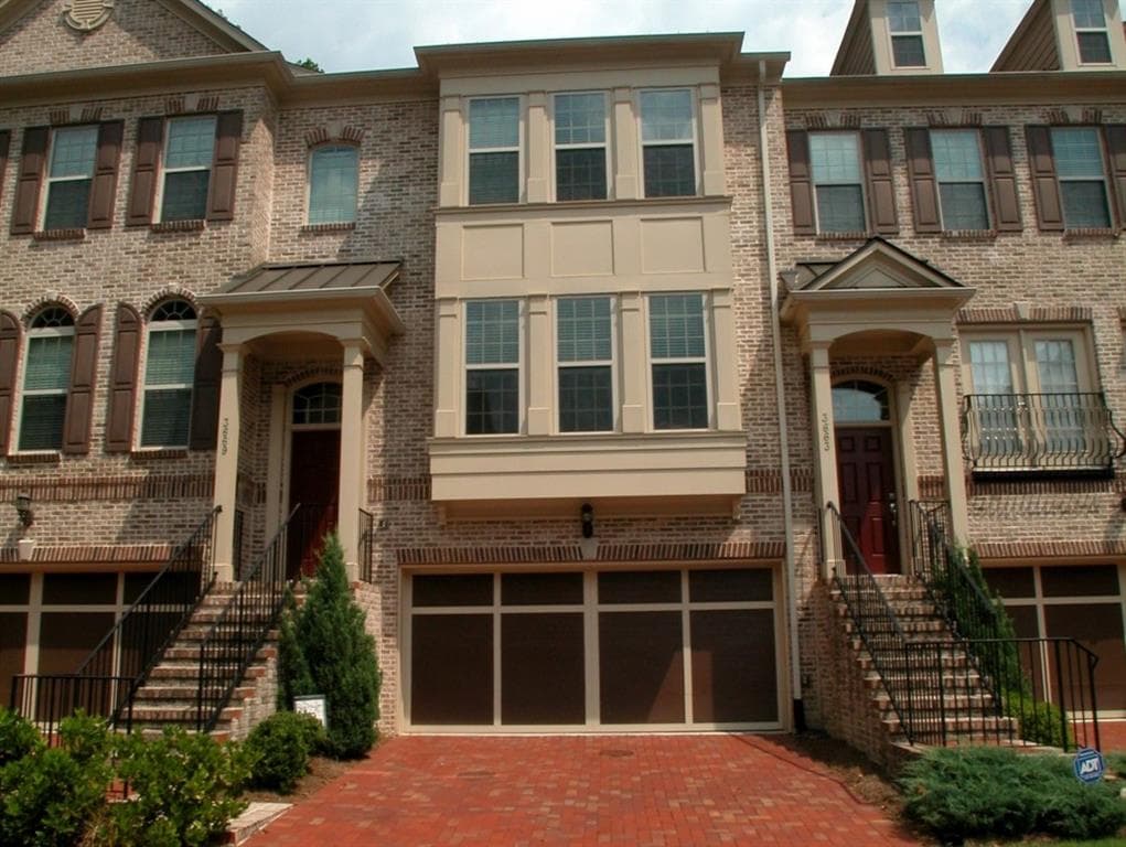 3 bedroom, 2,860 sq ft townhouse sold at 3669 E Paces Walk, Atlanta, GA 30326