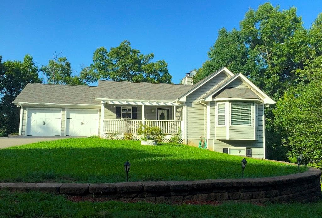 6 bedroom, 2,710 sq ft single family residence sold at 3828 Clubhouse Drive, Gainesville, GA 30501