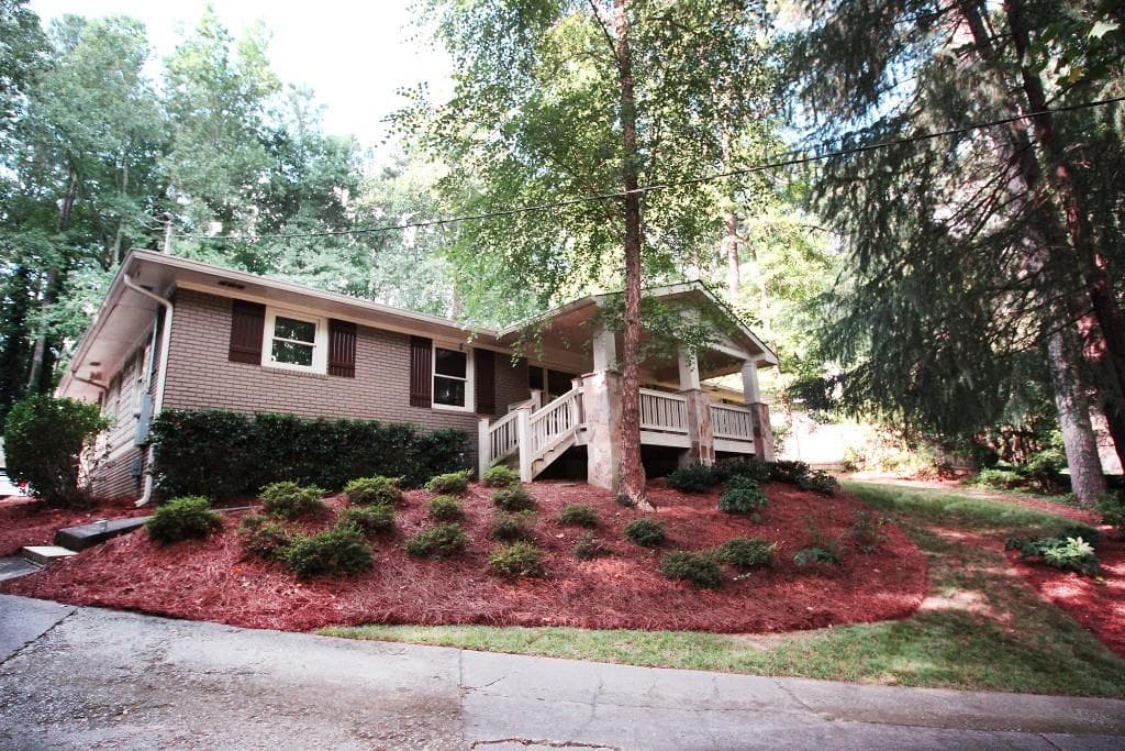 3 bedroom, 1,996 sq ft single family residence sold at 1390 Dogwood Circle, Smyrna, GA 30080
