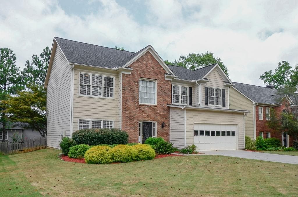 4 bedroom single family residence sold at 11855 Leeward Walk Circle, Alpharetta, GA 30005