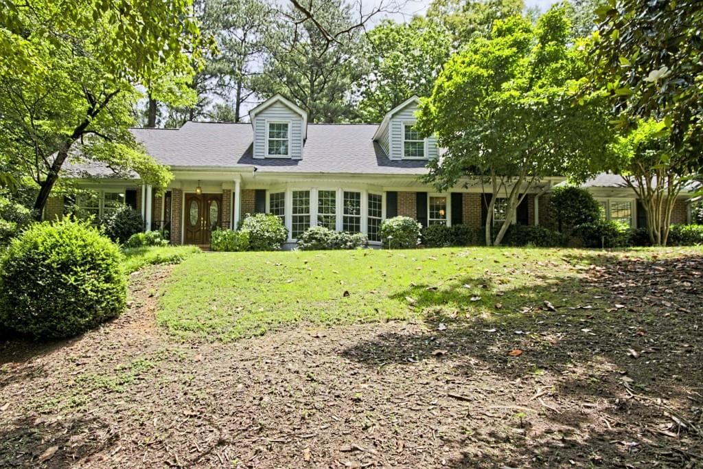 6 bedroom, 2,917 sq ft single family residence sold at 700 Old Post Road, Sandy Springs, GA 30328
