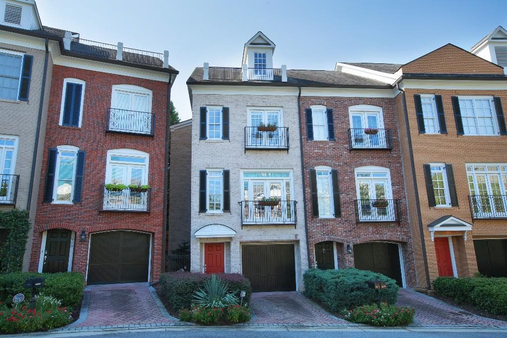 2 bedroom, 1,530 sq ft townhouse sold at 3275 Buckhead Forest Mews 3275, Atlanta, GA 30305