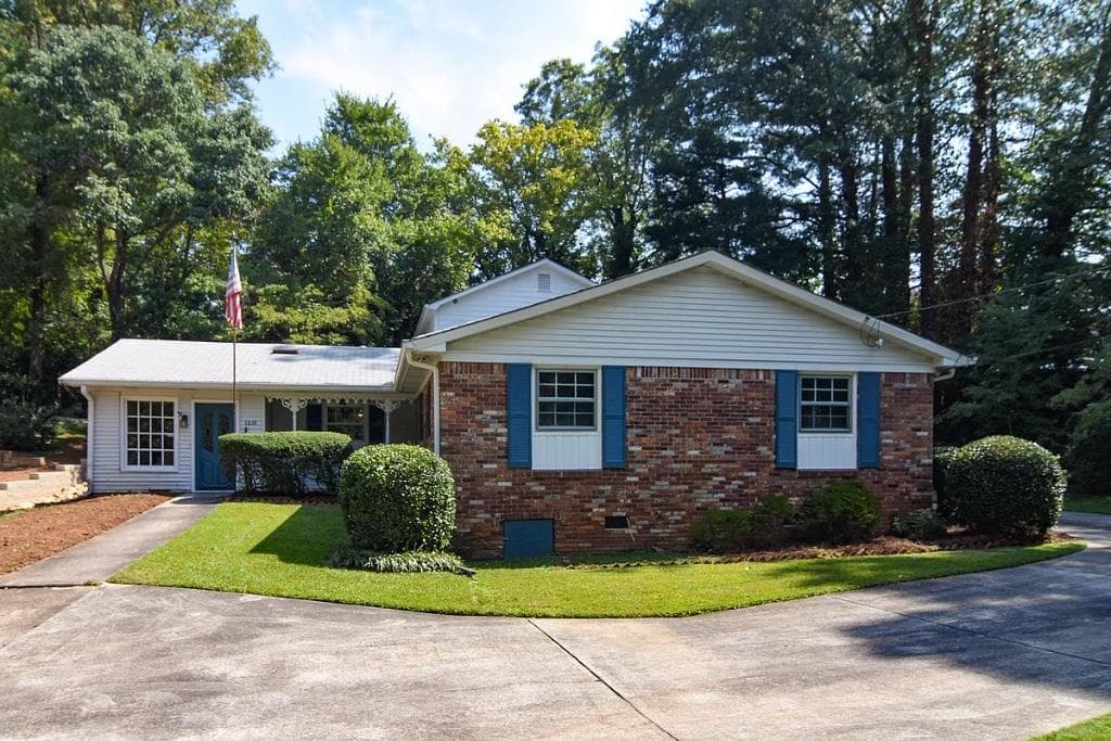 3 bedroom, 1,708 sq ft single family residence sold at 1215 Vista Valley Drive, Atlanta, GA 30329