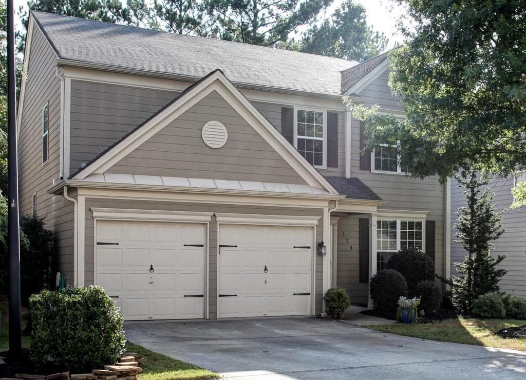 3 bedroom, 1,974 sq ft single family residence sold at 124 Wallnut Hall Circle, Woodstock, GA 30189