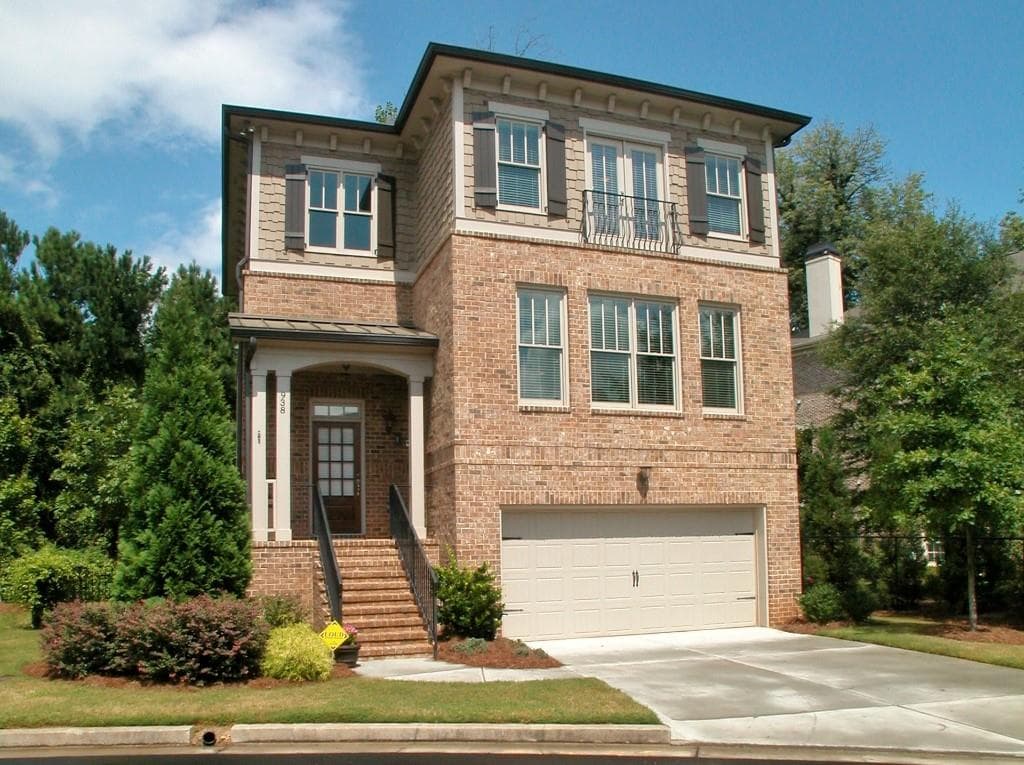 4 bedroom, 2,397 sq ft single family residence sold at 938 Canterbury Lane, Atlanta, GA 30324