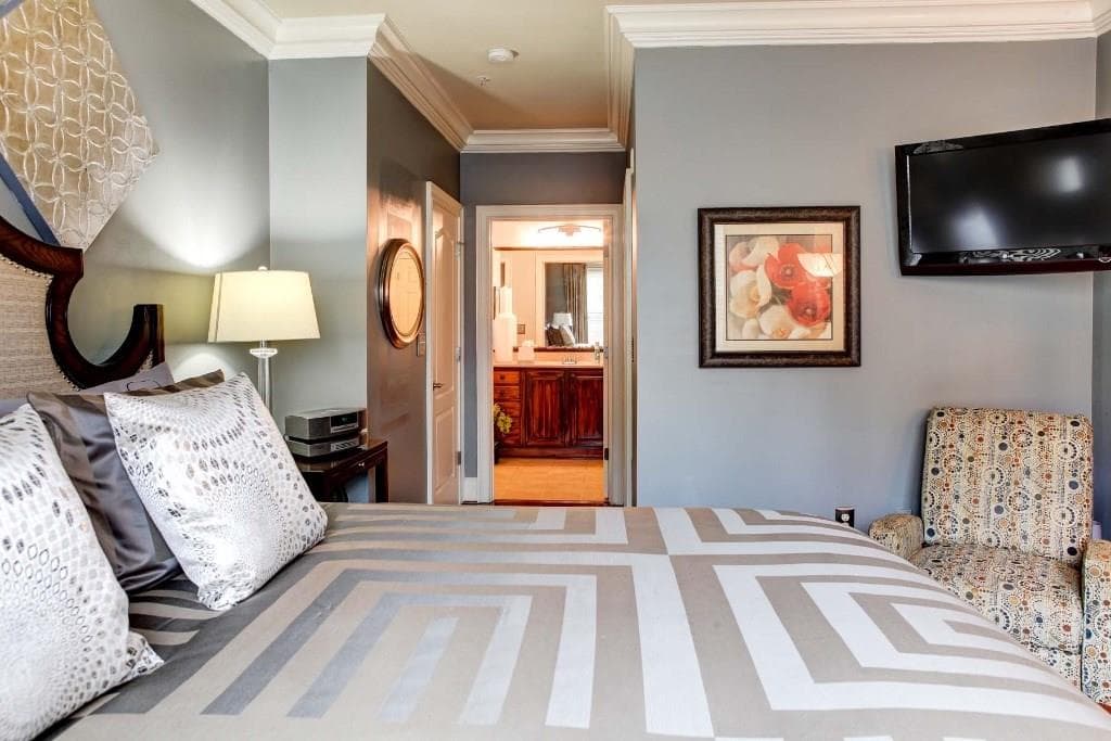 1 bedroom, 1,141 sq ft condominium sold at 2300 Peachford Road 2002, Atlanta, GA 30338
